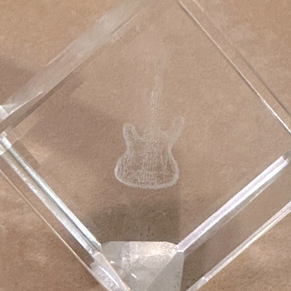 Vintage Guitar Etched Glass Paper weight - Picture 2 of 12